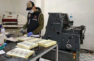 1 buçuk milyonluk sahte doları piyasaya sürmeye...