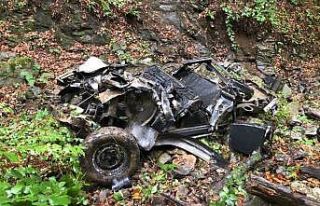 400 metre uçuruma yuvalandılar, hurdaya dönen kamyonetten...