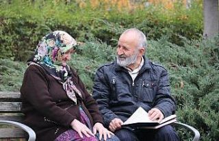 50 yıllık eşine olan aşkını 450 şiirle kağıda...