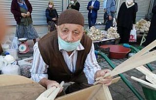 88 yaşında tahtadan yaptığı kaşıkları satarak...