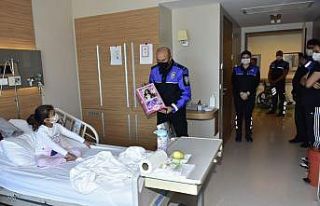 Adana polisi lösemili çocukları hasta yataklarında...