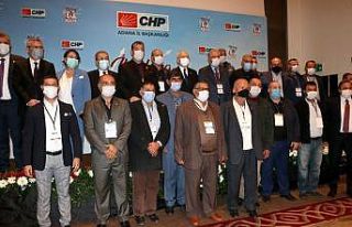 Adana’da CHP’ye yeni üye olanlara rozetlerini...