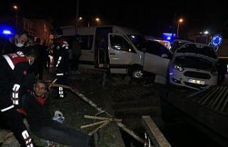 Adana’da işçi servisi ile hafif ticari araç çarpıştı:...