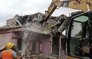 Adana’da metruk yapılar yıkılıyor