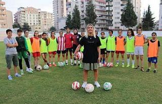 Adanalı Meryem Özyumşak’ın futbol aşkı