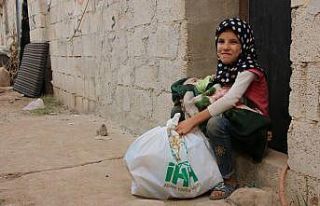 Afrin’de bin yetime çocuk gıda paketi