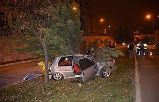 Ağaca çarpan aracın otomobil sürücüsü hayatını...