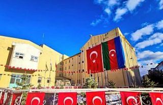 Ağrı Belediyesi hizmet binasına Azerbaycan bayrağı...