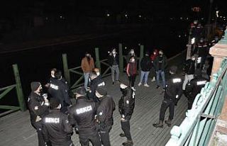 Ahşap iskele üzerinde ateş yakan gençlere polis...
