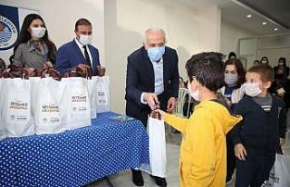 Akdeniz Belediyesi anne devam sütü dağıtımına...