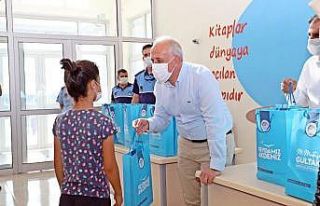 Akdeniz Belediyesinden öğrencilere kırtasiye desteği