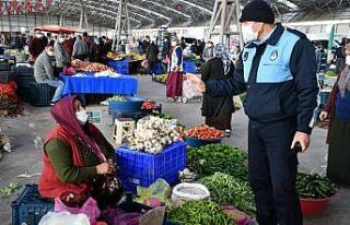 Aksaray’da zabıta hem uyardı, hem maske taktı