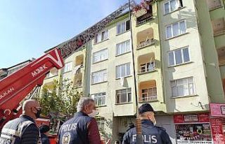 Aksaray’daki yangında alevler balkondan yükseldi