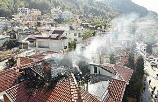 Alanya’da 3 katlı apartmanın çatısı alev alev...