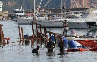 Alanya’da alabora olan tekne karaya çıkarıldı