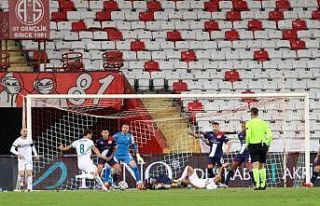 Alanyaspor liderliği bırakmadı