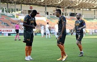 Alanyaspor maç eksiğine rağmen liderliği bırakmıyor