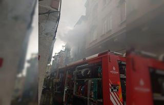 Alevler içinde kalan evden sokaktaki aydınlatma...