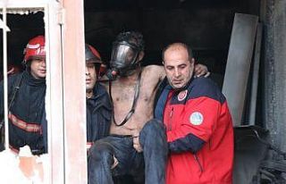 Alevlere teslim olan dükkandan tuvalete sığınarak...