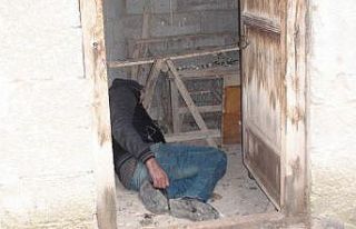 Alkollü şahıs girdiği kümeste sızıp kaldı