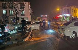 Alkollü sürücü kırmızı ışıkta bekleyen araca...