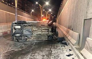 Alt geçitte takla atan otomobilden yaralı kurtuldu