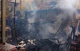 Amasya’da ahşap ev tamamen yandı