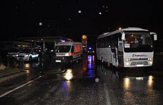 Ambulans ile servis çarpıştı: 1 yaralı