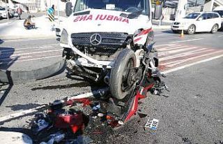 Ambulansla motosiklet çarpıştı: 1 ağır yaralı