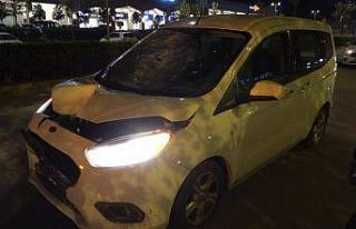 Anayolu koşarak geçmeye çalışan kadına araç...