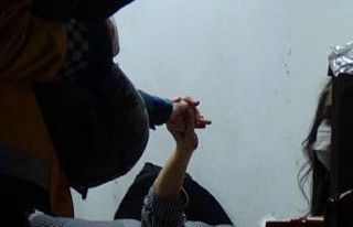 Anne eli... Yaralı anne kendi acısını unuttu çocuğunu...