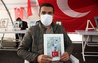 Annesi sofraya oturacak umuduyla oğlu için tabak...