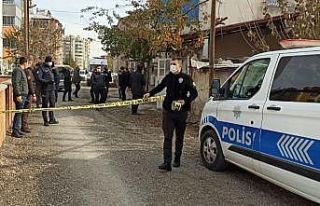 Annesini bıçaklayarak öldürdü