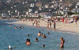 Antalya’da deniz keyfi devam ediyor