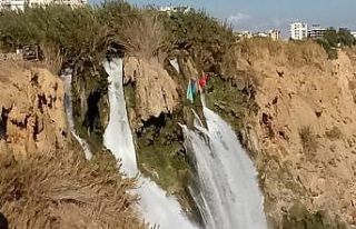 Antalya’da şelaleye Türkiye ve Azerbaycan bayrakları...