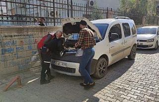 Araç motoruna sıkışan kediyi itfaiye ekipleri...