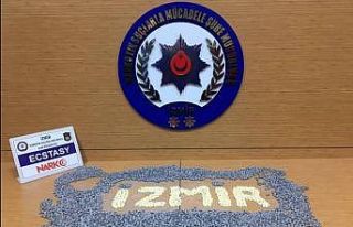 Aracın içinden binlerce uyuşturucu hap çıktı