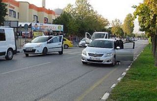 Araçlarından inip Ata’yı andılar