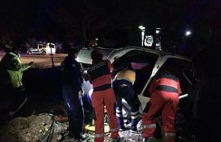 Araçta sıkışan vatandaşı itfaiye ekipleri kurtardı