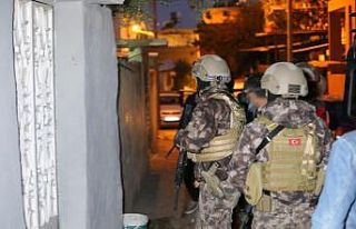 Aranan şahıslara şafak operasyonu