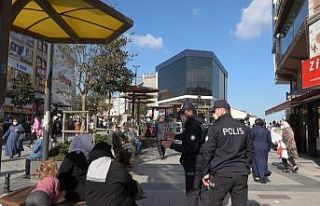 Arnavutköy’de polis ekiplerinden vatandaşa maske...