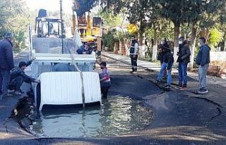 Asfalt patladı içine kamyonet düştü; araçtaki...