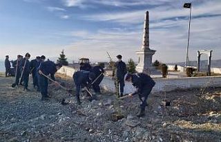 Askerler, Oyuktepe Şehitliği’nde fidan dikti