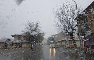Aslanapa’da mevsimin ilk kar yağışı