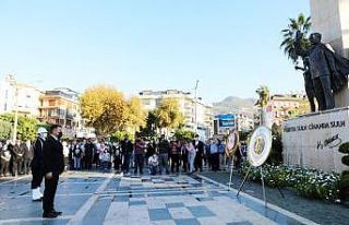 Atatürk Alanya’da saygı duruşu, şiir ve türkülerle...