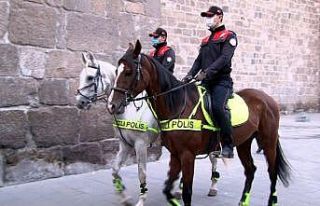 Atlı polislerden sigara ve maske denetimi