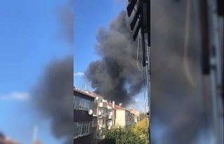 Avcılar’da bir binanın çatı katı alev alev...