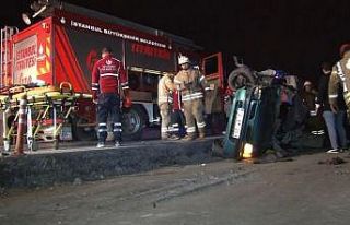 Avcılar’da taş bariyerlere çarpan otomobil takla...