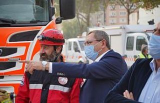 Ayvalık Belediye Başkanı Ergin İzmir’de depremzedelerle...