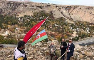 Azerbaycan bayrağı gölgesinde Darende’de fidan...